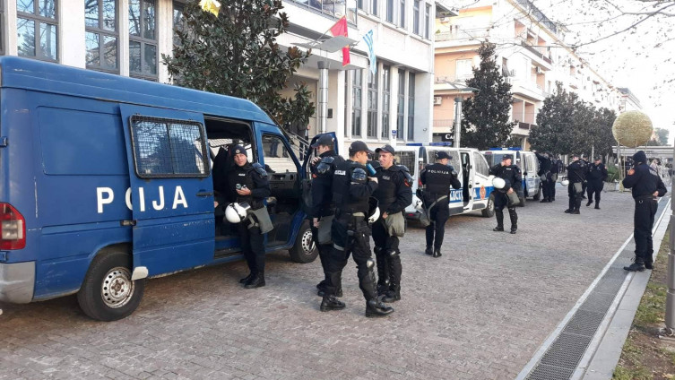 Represija i u Podgorici: Uhapšeni poslanici DF-a Milun Zogović i Marina Jočić, više lica privedeno!