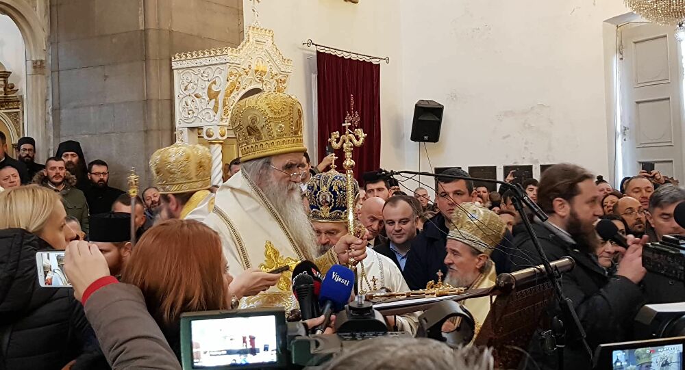 Mitropolit Amfilohije: Režim ruši, mi gradimo!