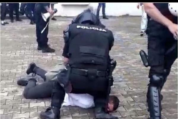 Užasne scene u Budvi: Policajac držao nogu na vratu funkcionera DF-a!