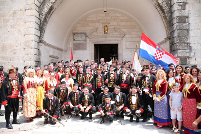 Za Mila važe jedni zakoni, za SPC drugi: Nadležni ćute na skup u Kotoru, da li su prekršene mjere NKT-a?