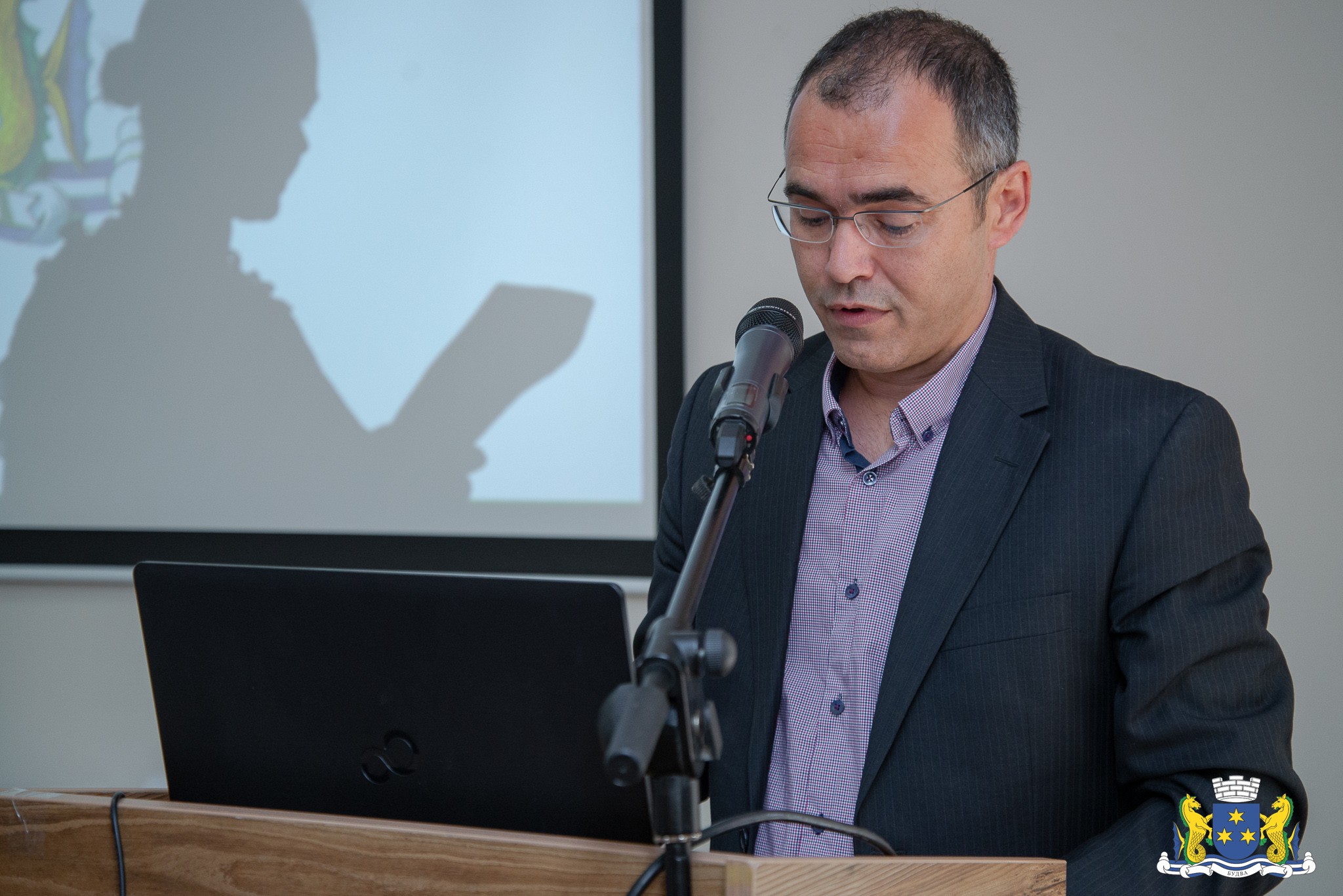 Marković i sekretari napustili zgradu SO Budva: Unutra je ostala samo gola mafija!