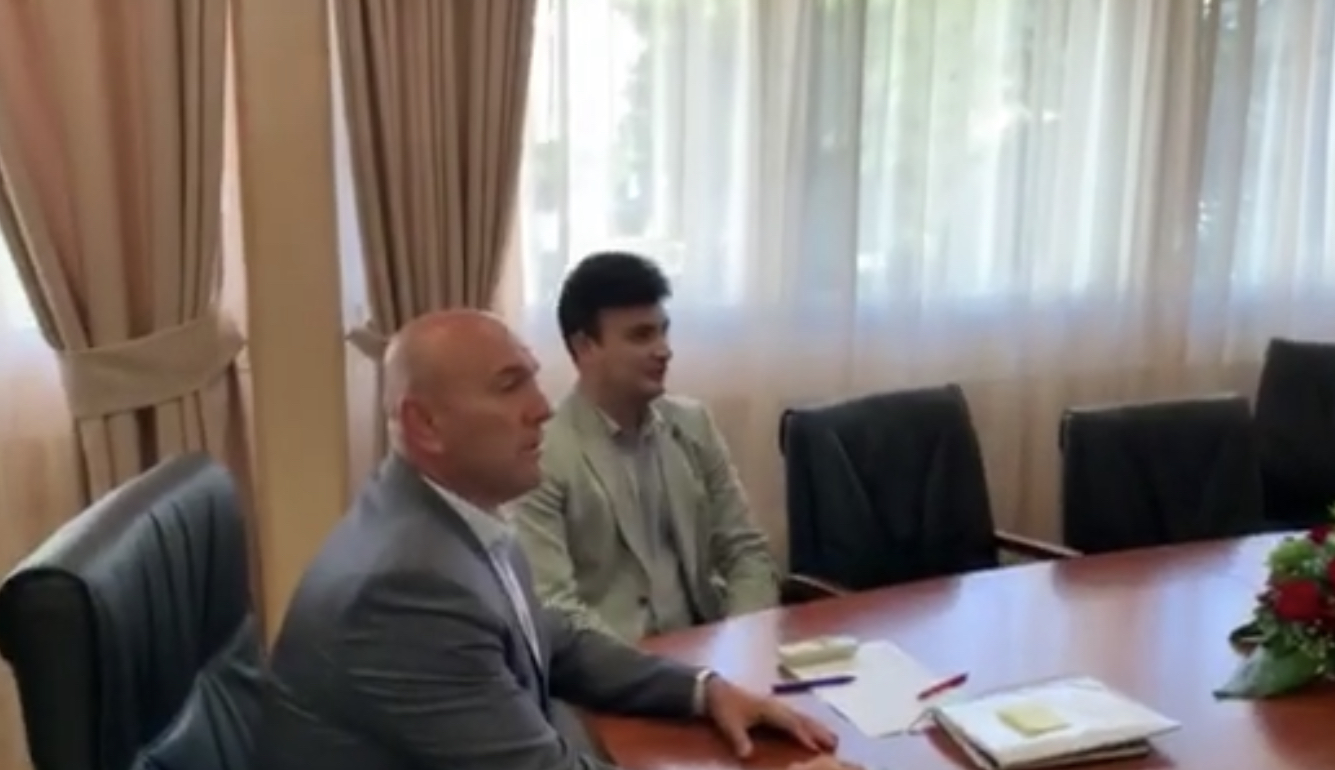 Legitimno rukovodstvo se vratilo u prostorije Opštine: Carević sjeo u fotelju gradonačelnika!