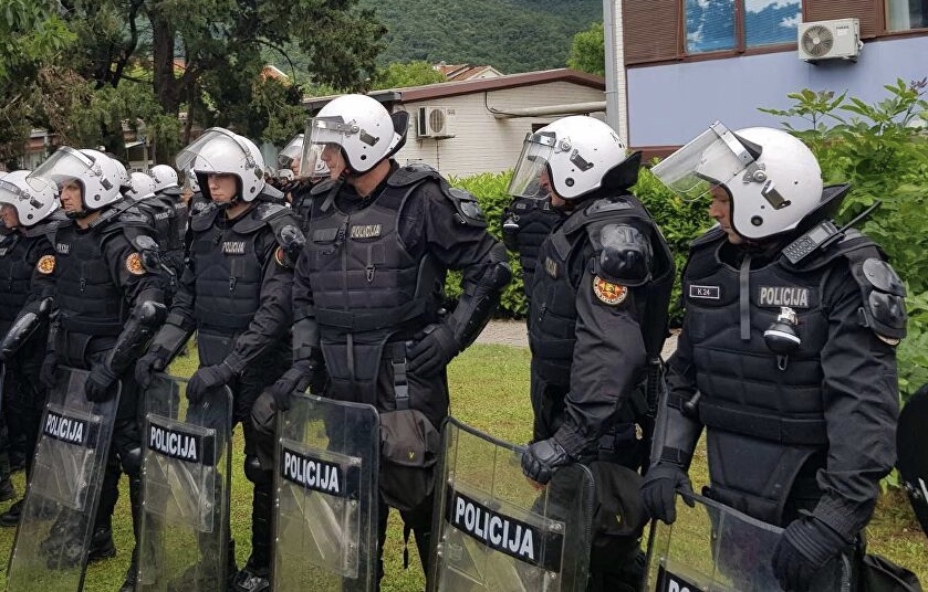 Policija bacila suzavac na građane, ima povrijeđenih: Haos u Budvi, uhapšen Bato Carević!