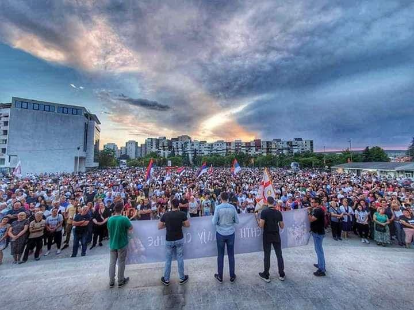 Hiljade i hiljade građana ispred Hrama: Podgorica brani svetinje, Crna Gora na nogama!