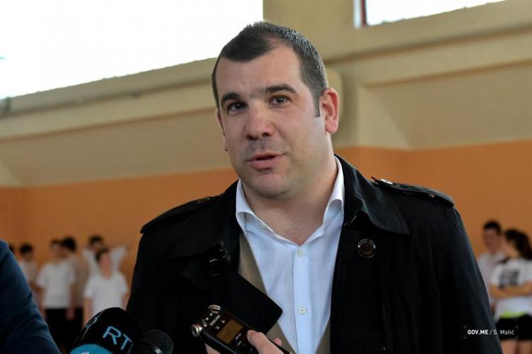 Krapović podnio prijavu: Spisak bez pečata, privatno obezbjeđenje DPS-a krši zakon!