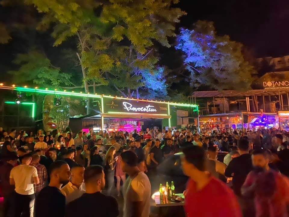 Nadležni ćute, u Ulcinju prekršene mjere NKT-a: Preko 300 ljudi u lokalu, režim ne dira svoje, progone samo vjernike i SPC!