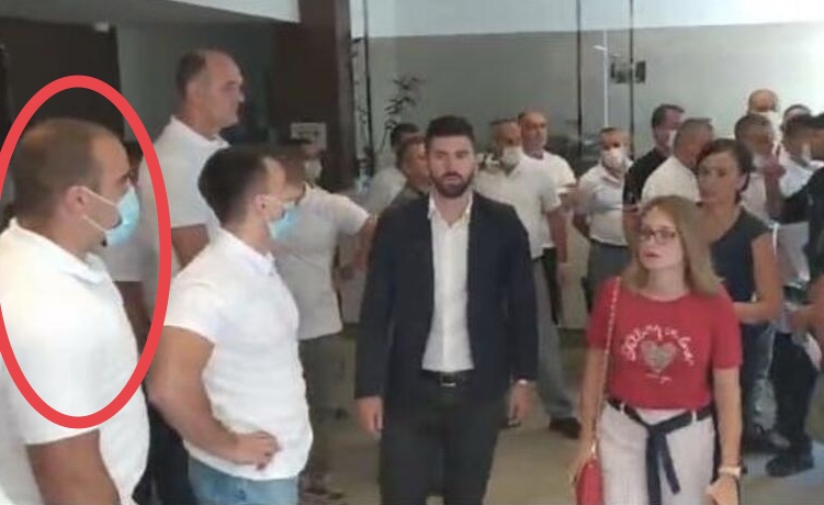 Skandal: Odbornik DPS-a iz Kolašina član privatnog obezbjeđenja u Budvi i sprječava legalnu vlast da uđe u zgradu!