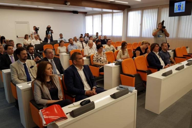 Divanovića ugurali na silu: Pučisti u Budvi nelegalno izabrali rukovodstvo