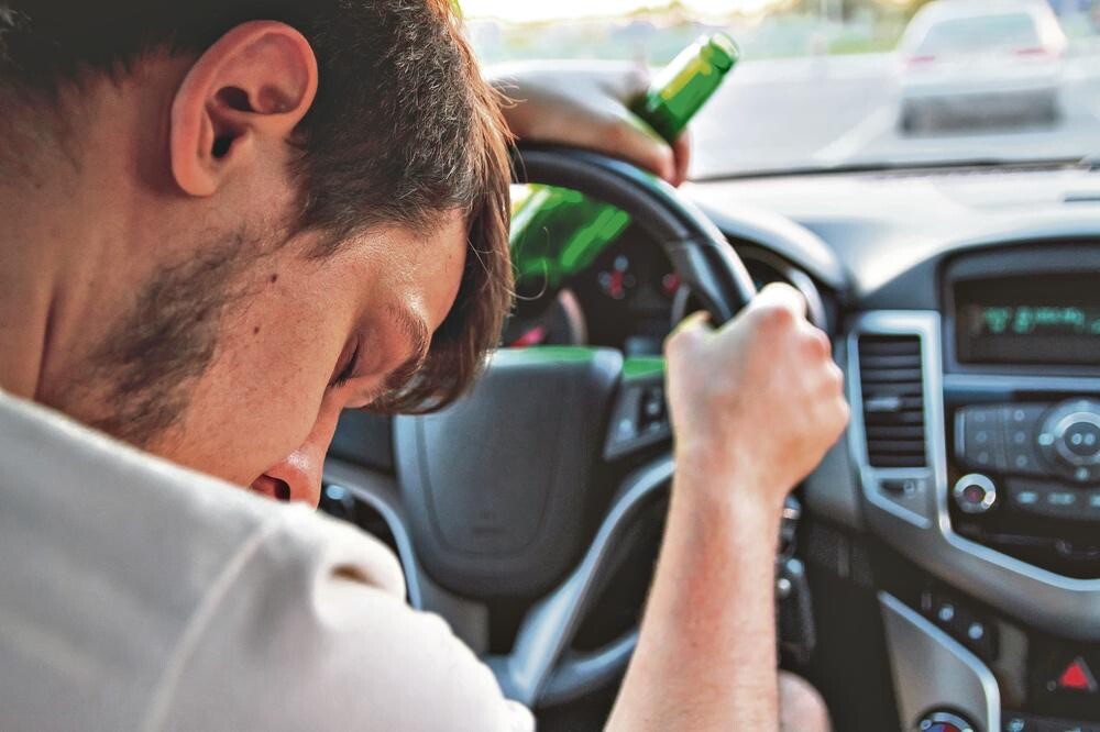 Pijan preticao kolonu kod Sozine