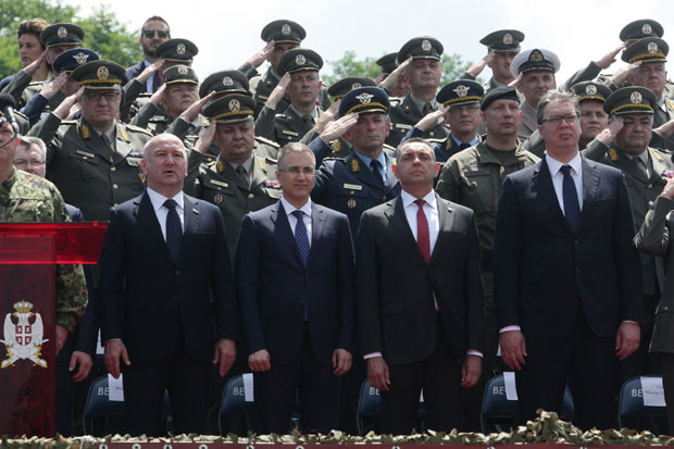 Predsjednik Srbije u Takovu: „Niko neće moći da nas slomi, zastave ne smiju da padnu neprijatelju u ruke“