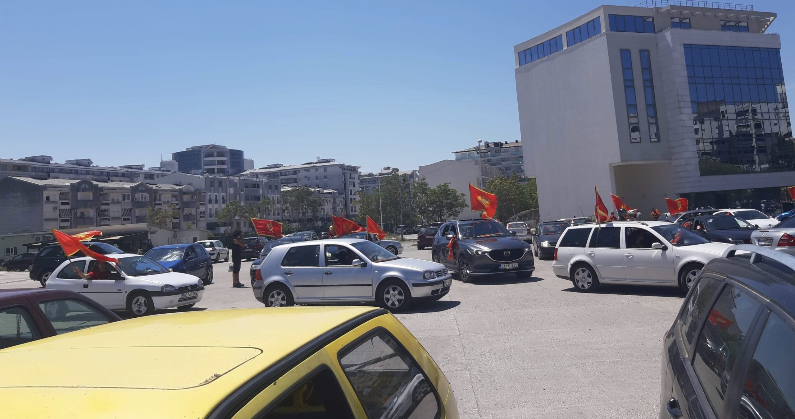 Provokacija ispred Hrama: Okupljeni kršili mjere NKT-a, nosili crnogorske zastave, skup nijesu prijavili! (VIDEO i FOTO)