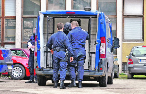 Drama na Čakoru: Migranti ukrali auto mještaninu, pobjegli na Žabljak, imali udes i završili u bolnici!