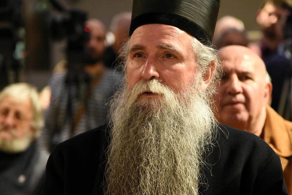 Vladika Joanikije: Milovi argumenti su šuplji, on je smiješan čovjek kada govori o istoriji,  a samo zna da podigne obrvu!