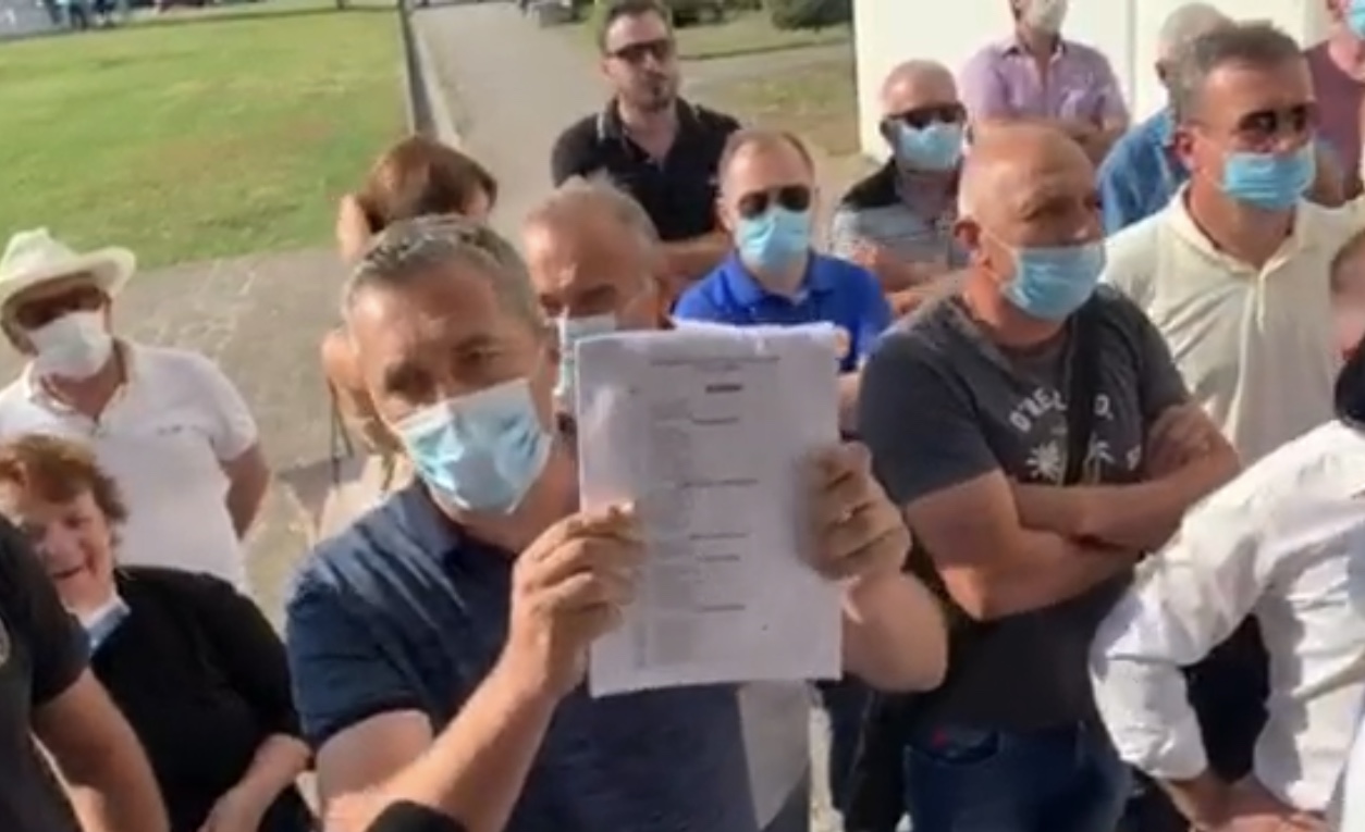 Vujović (DF) ispred SO Budva: Udružili se lopovi s lopovima, protiv poštenog naroda!