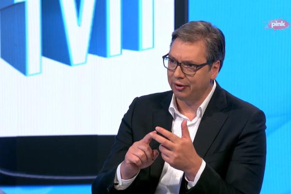 Vučić: Garantujem, nećemo smanjivati plate i penzije!