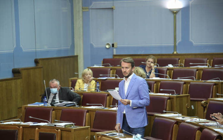 Konjević optužio Hrapovića: Članovi porodice ti nose tašne od 30.000 evra, ako ne dokažeš odakle ti imovina, povuci se!