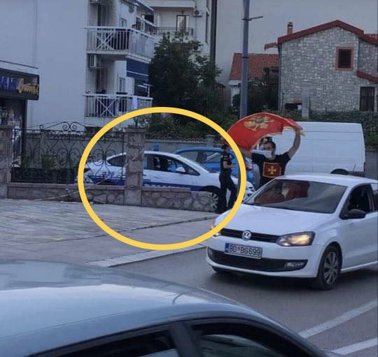 Vozilo u pokretu, mladić na prozoru: Pred policajkom prekršio saobraćajni propis, ona nije reagovala! (FOTO)