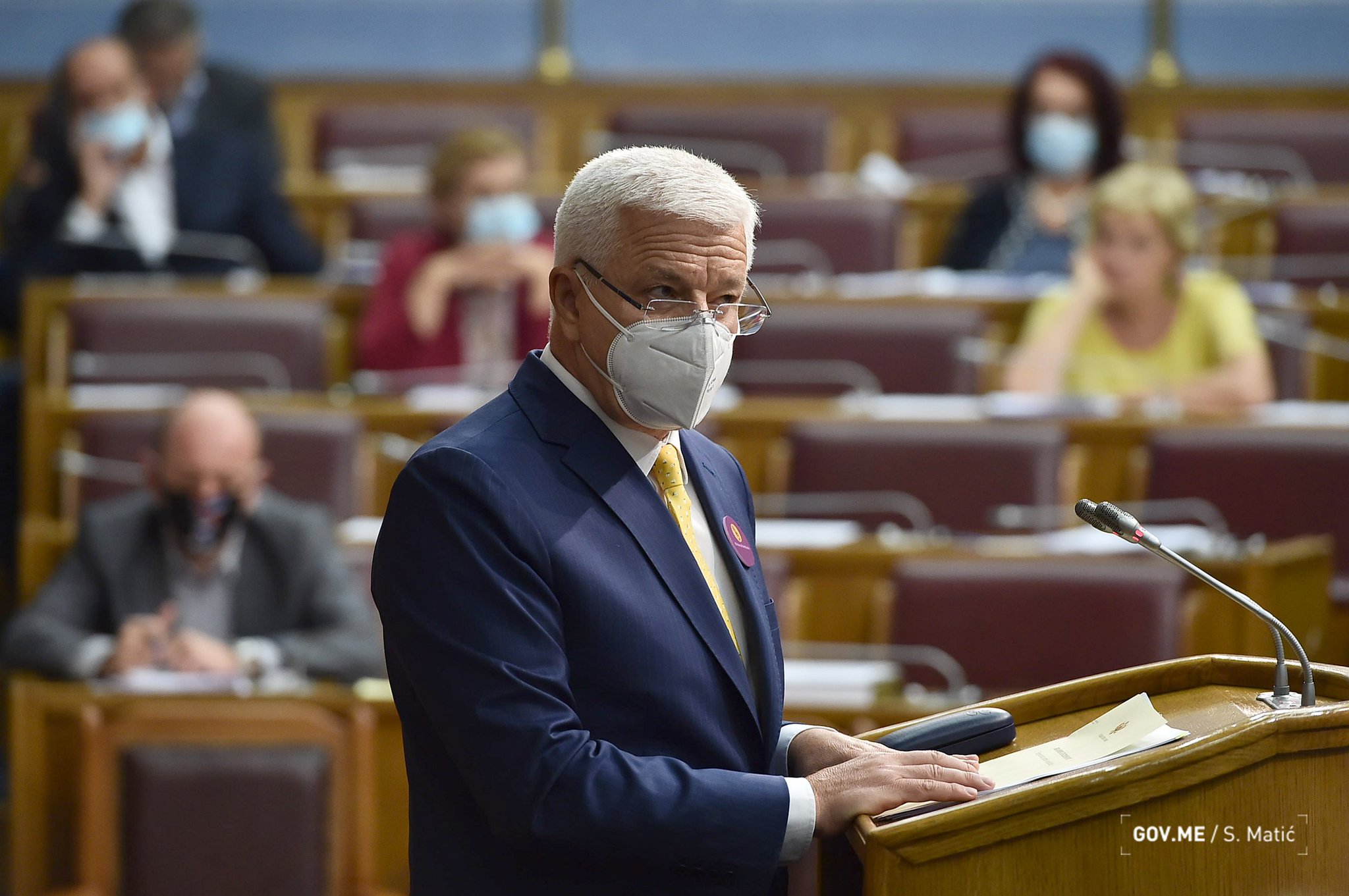 Govor mržnje i uvrede na zvaničnom Tviter nalogu Vlade: SPC nazivaju bagrom i petokolonašima, kojima treba stati na rep i protjerati ih!
