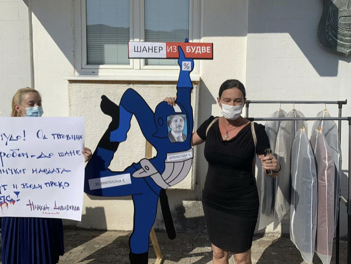 Performans ispred SO Budva: Nikola Divanović, bivši šaner, doveden da opljačka građane!