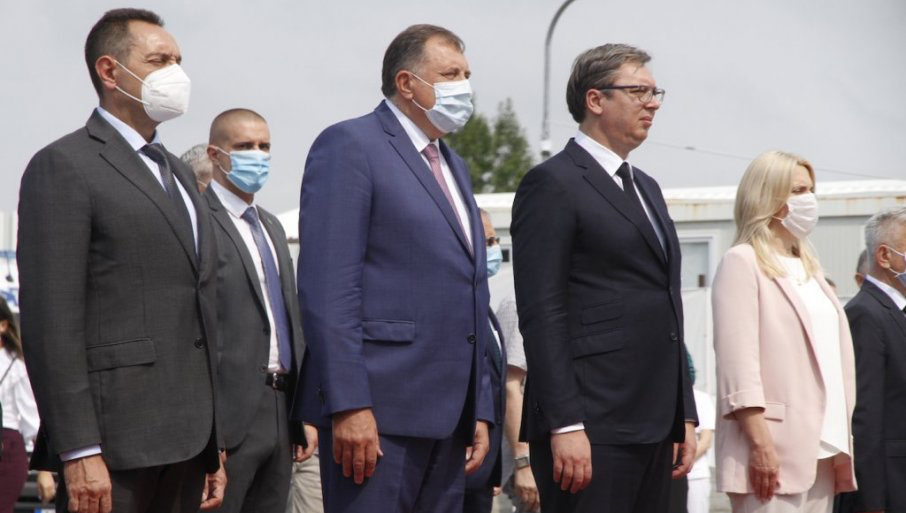 Vučić u Banjaluci uručio ključeve direktorima domova zdravlja: Naša je obaveza da pomažemo, pomagaćemo još