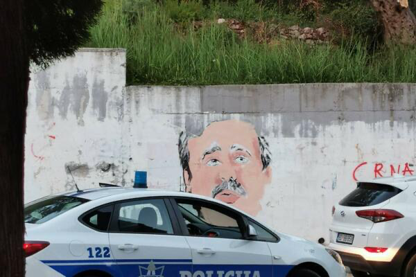Sramno ponašanje režima: Uhapsili mladiće u Budvi jer su crtali mural sa likom Momira Bulatovića!