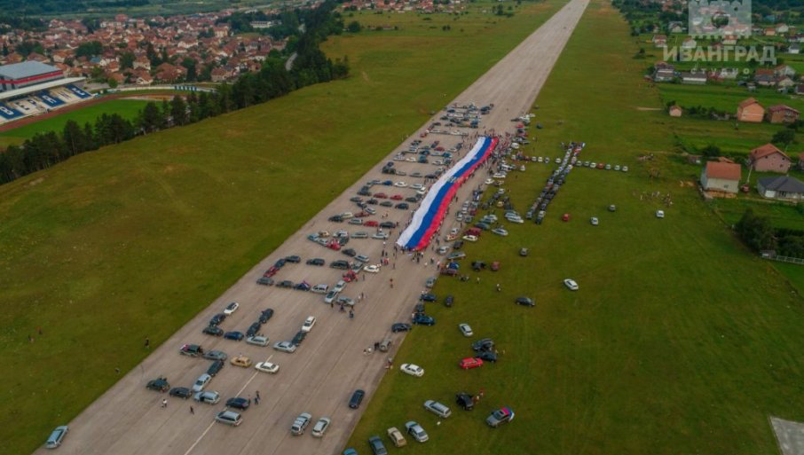 Veličanstven prizor u Beranama: Narod automobilima ispisao – Ne damo svetinje (FOTO)