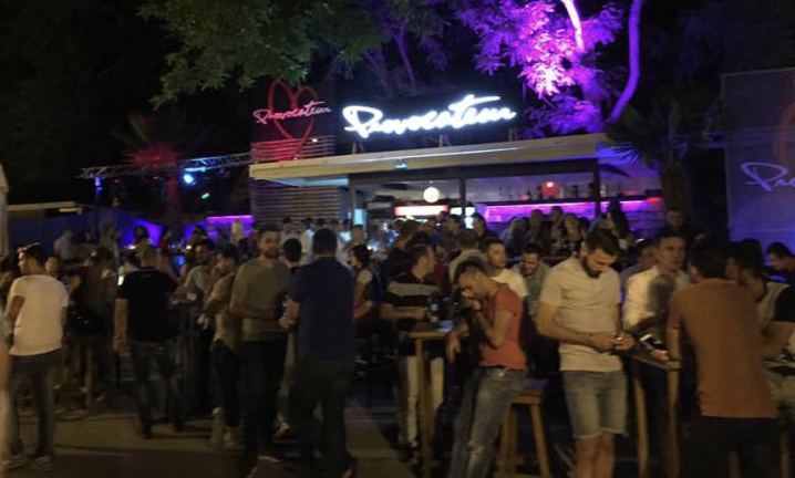 U Ulcinju ne važe mjere NKT-a: Progone sveštenike i SPC, a ne vide pune lokale i kršenje mjera! (VIDEO)