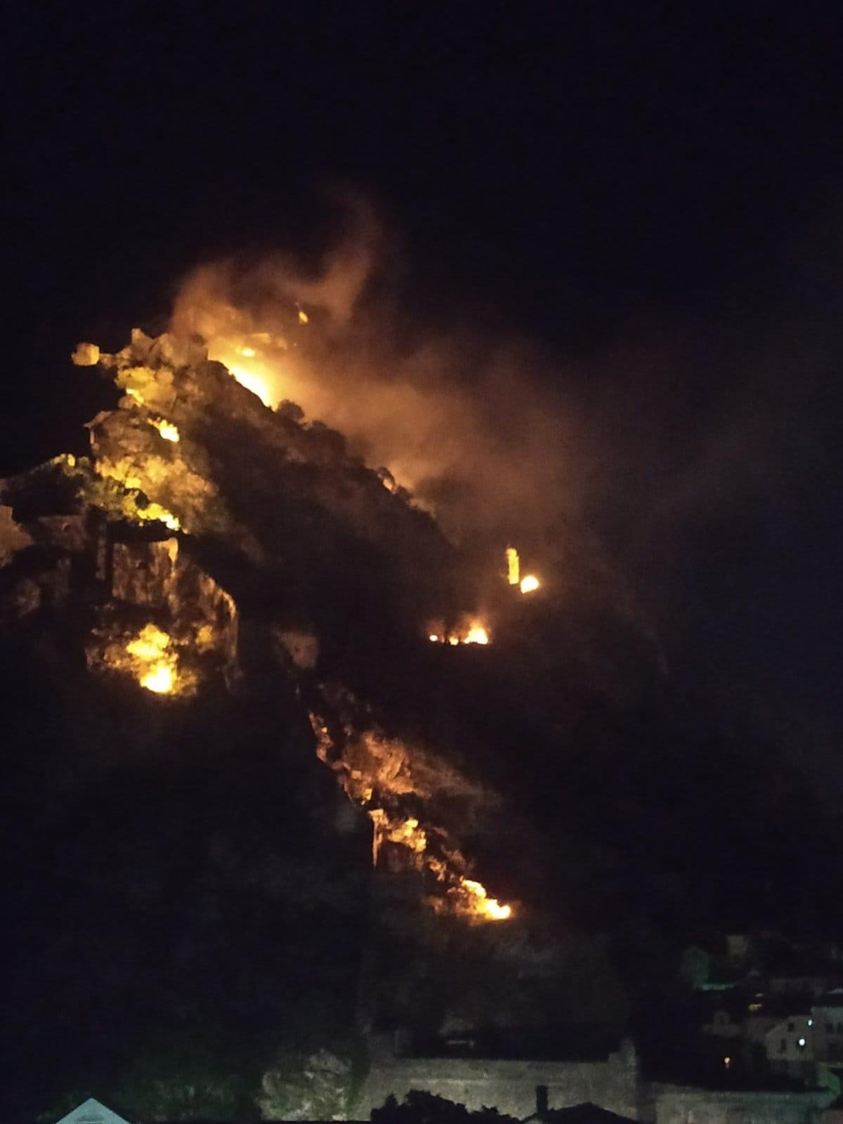 DPS patriotizam u Kotoru i Podgorici: Napravili bakljadu za Dan državnosti pa zapalili bedeme pod UNESCO zaštitom! (FOTO i VIDEO)
