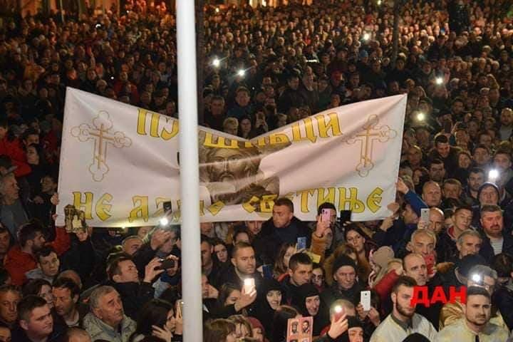 Pješivci brane svetinje: Braneći svetinje branimo Sv.Vasilija Ostroškog i grobove naših predaka!