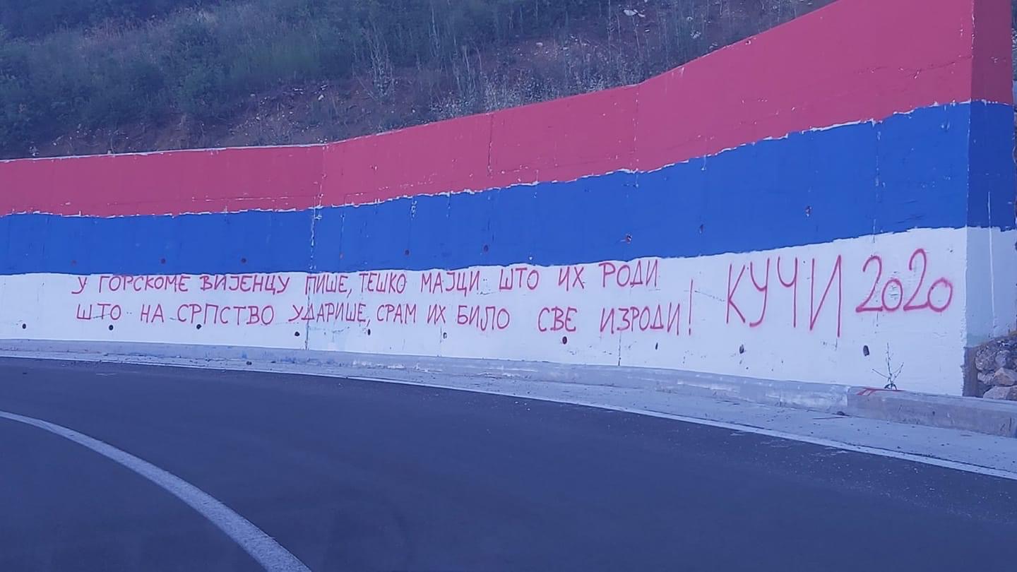 Poruka na trobojci u Kučima: Sram bilo izorde što na srpstvo udariše!