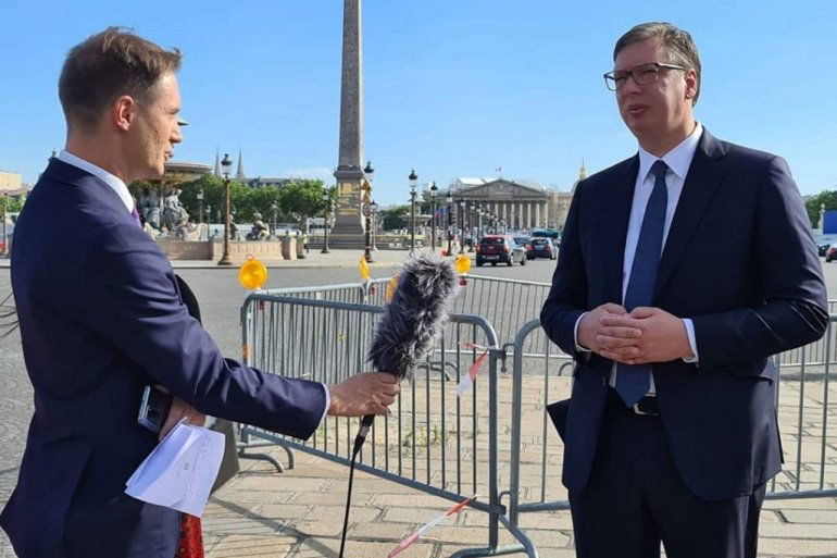Vučić u Parizu: Protesti se organizuju jer neko želi da se dočepa vlasti