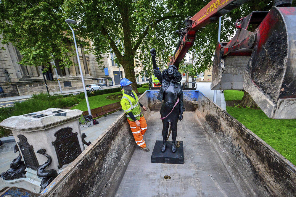 Sklonjena statua crne demonstrantkinje u Bristolu
