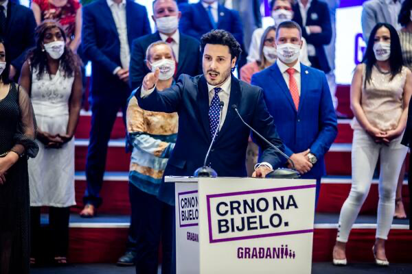 Crno na bijelo: Danas je Đukanović okrenuo glavu radnicima, a 30. avgusta će oni njemu leđa