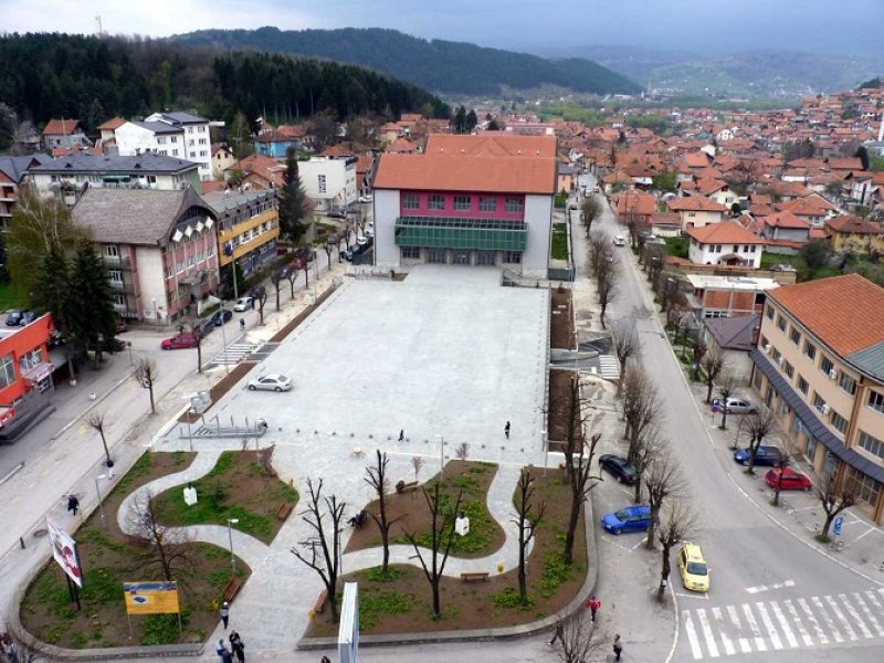 Panika na dvoru: Članovi DPS napadaju bivše partijske kolege
