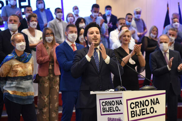 Crno na bijelo: Milo Đukanović je šićar i prevarant!