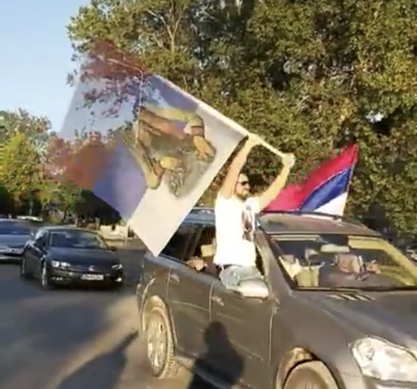Auto litije širom Crne Gore: Gradove ukrasili trobojkama