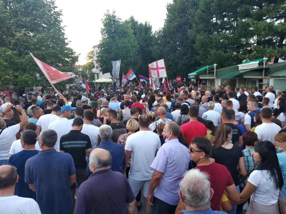 Nikšić na nogama: “Milo lopove, ne damo ti svetinje”! (VIDEO)