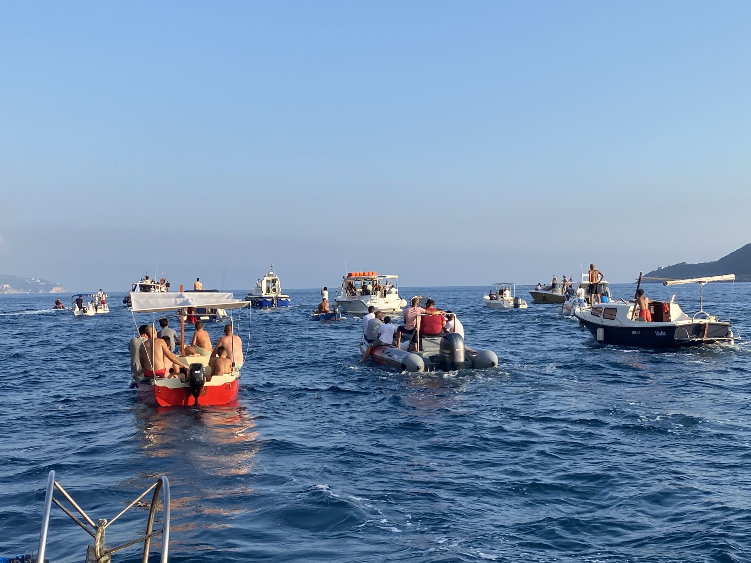 Velika litija na moru: Budva brani svetinje sa čamcima i barkama, na čelu nepregledne kolone Bato Carević! (VIDEO i FOTO)