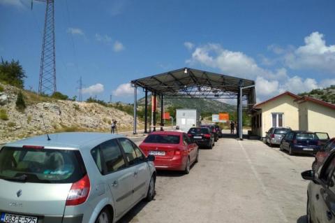 Gužve na graničnim prelazima: Turisti dolaze, ali ni blizu kao lani