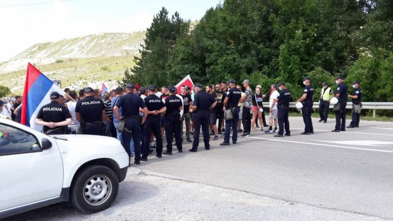 Policija Crne Gore sprečava susret braće sa granici sa Srbijom – građani se okupljaju!