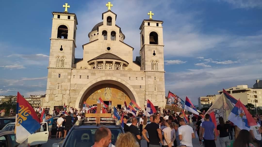 Policija blokira sve prilaze Podgorici: Narod ipak pristiže ispred Hrama Hristovog vaskrsenja! (FOTO)