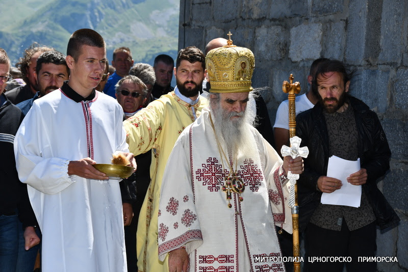 Mitropolit na Kučkom Komu: “Trobojka” je zastava slobode, bratstva i zajedništva, ko je protiv toga sve mu prokleto bilo! (FOTO)