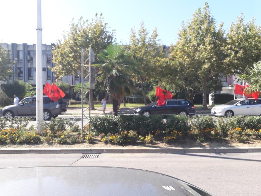 Prekršena izborna tišina u Ulcinju: Albanski političar u koloni vozila sa albanskim zastavama obilazi grad! (FOTO)