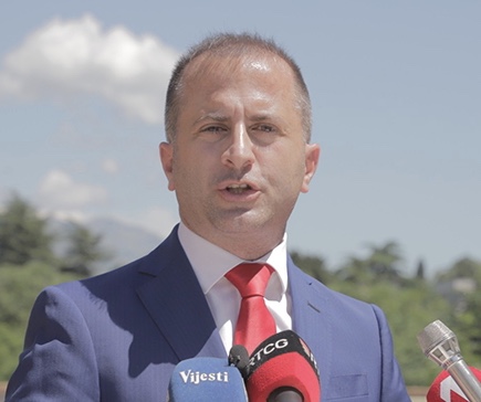 Pejović: Radnici Opštine Budva gladni jer pare umjesto za plate otišle za privatno obezbjeđenje