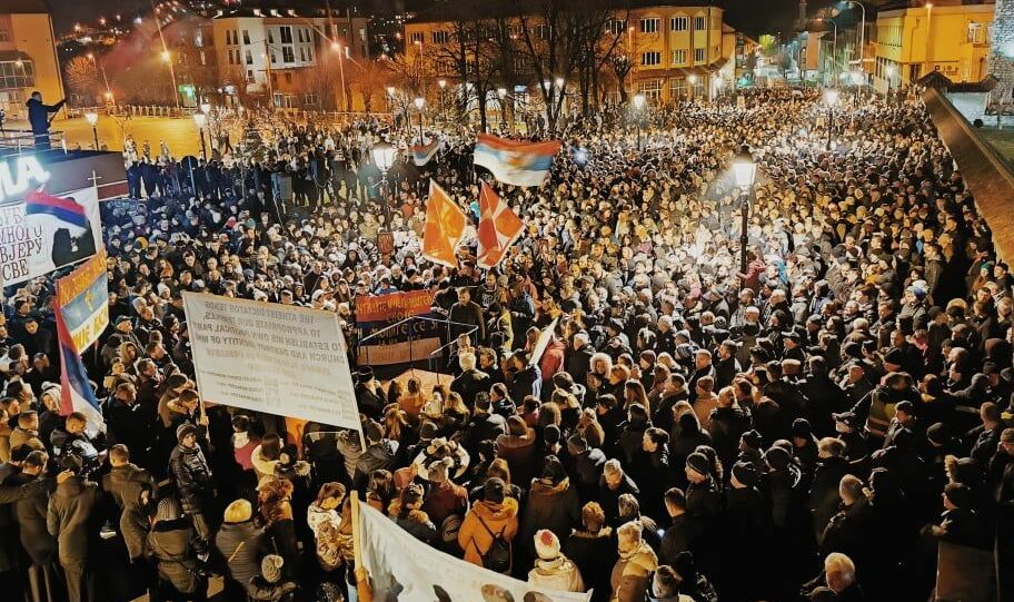 Osipa se vladajuća partija: Aktivista DPS-a iz Pljevalja vratio člansku kartu i poručio „ne damo svetinje“!