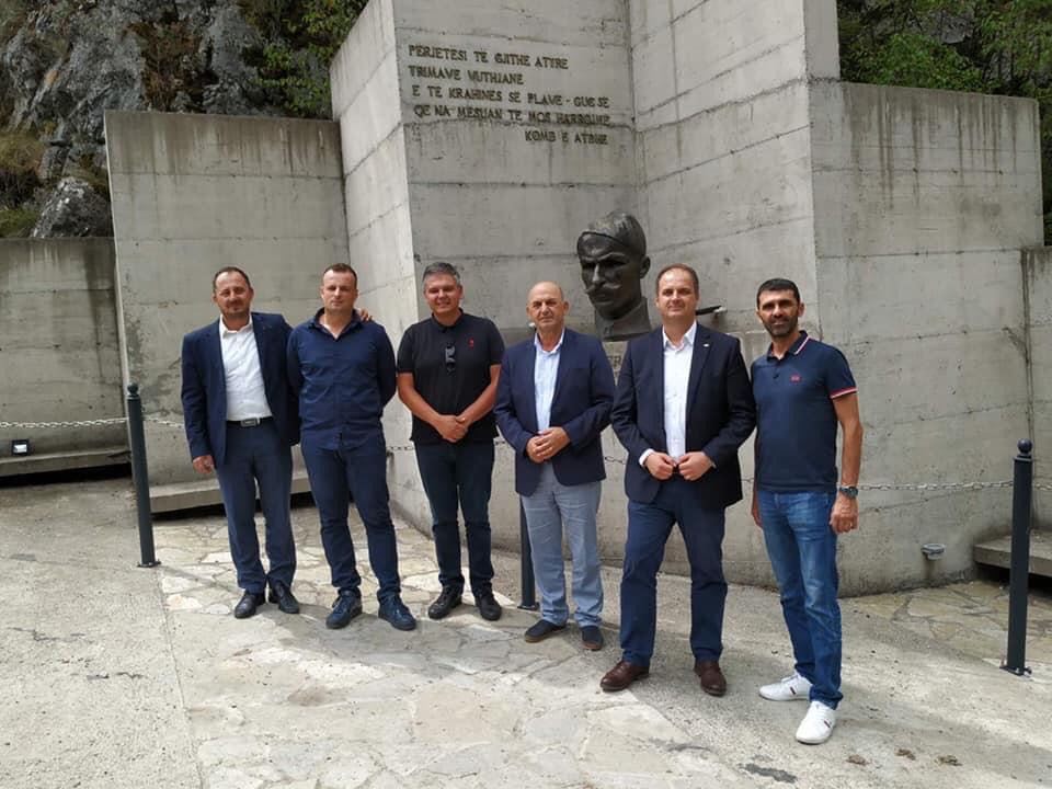 Obišli spomenik kod Gusinja: Albanska koalicija veliča ratnog zločinca!