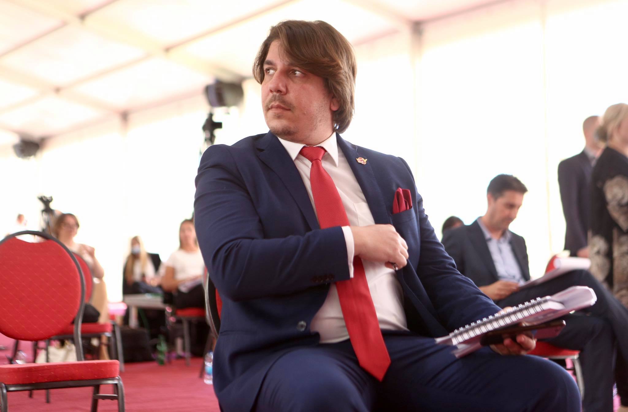 Radović: Duško Marković i Vlada svjesno muče zaposlene u Opštini