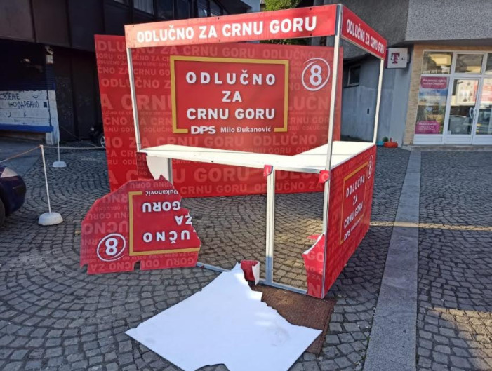 Prekršajne prijave protiv lica koja su oštetila promotivni pult na Žabljaku