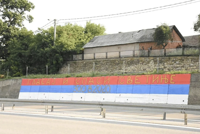 Na putu Beograd-Niš osvanula poruka “GLASAJ I SPASI SVETINJE”