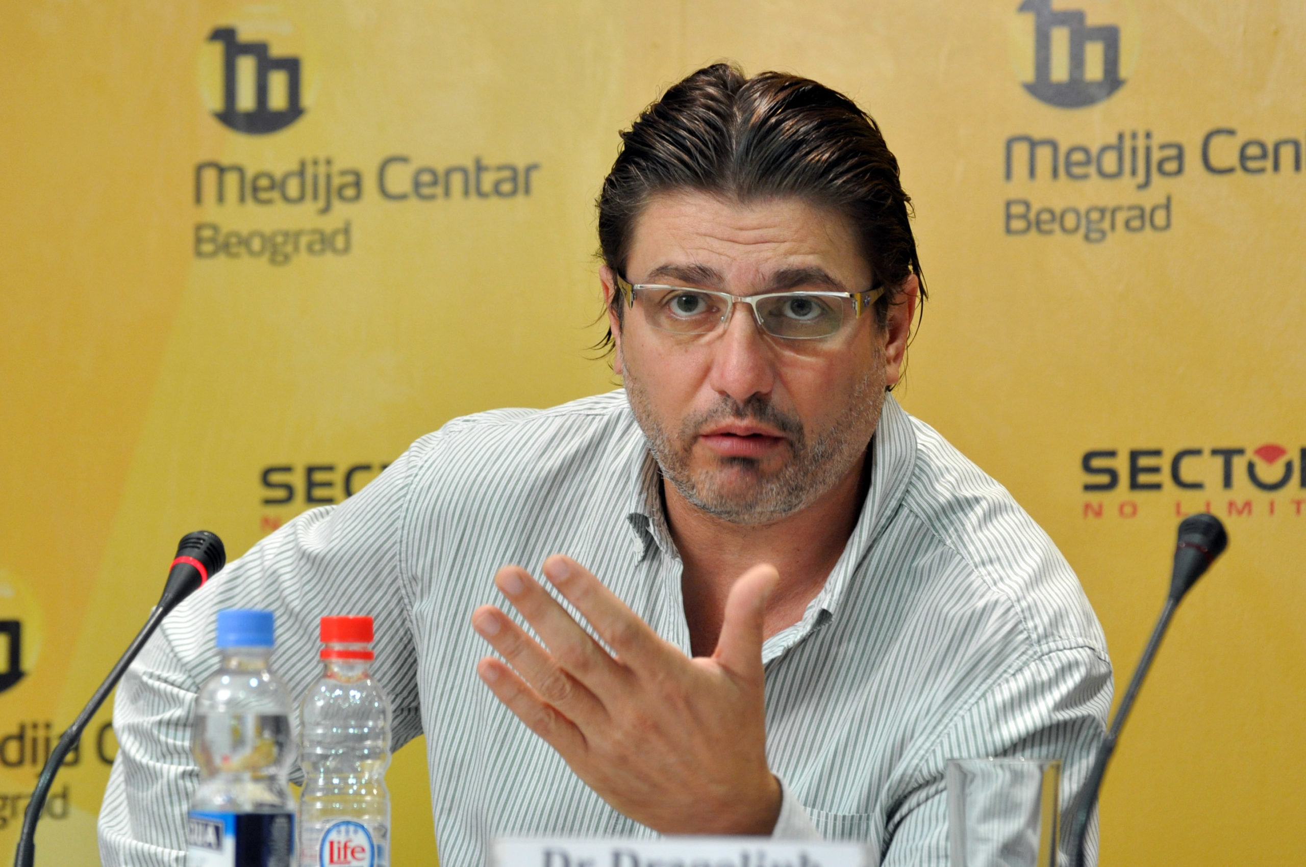 Rambo Amadeus uzburkao mreže: Stanje u Crnoj Gori loše, da bi bilo bolje – glasajte za promjene!